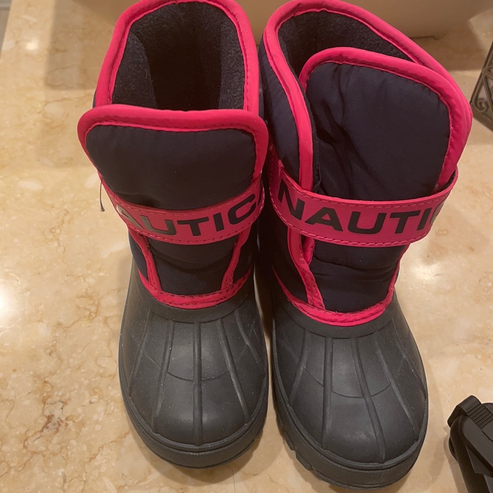 Snow boots